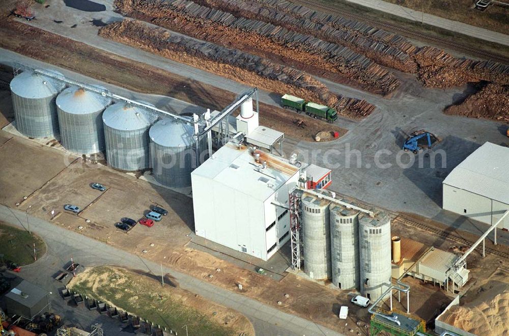 Aerial image Schwedt - Blick auf das neu errichtete Holzpelletierwerk auf dem Gelände der Raffenerie in Schwedt. Die Diersch & Schröder-Gruppe aus Bremen hat sich an der Holzkontor Ulf Mösenthin GmbH mehrheitlich beteiligt und betreibt unter dem neuen Namen Holzkontor und Pelletierwerk Schwedt GmbH Brandenburgs das Holzpelletierwerk in den neuen Bundesländern. Seit 2006 werden hier jährlich rund 100.000 t Holzpellets produziert. Das Unternehmen hati rund 12 Mio. Euro investiert und 25 Arbeitsplätze in Schwedt neu geschaffen. Partner des Unternehmens sind Ulf Mösenthin, Forstunternehmer aus Fürstenberg und die VIS NOVA GmbH, Bremen (Holding Erneuerbare Energien der Gruppe Diersch & Schröder). Errichtet wurde die Anlage durch MANN Engineering GmbH, Matthias-Erzberger-Strasse 34 in 56564 Neuwied.Ansprechpartner Herr Dr. Stefan Döring, 02631 3445610