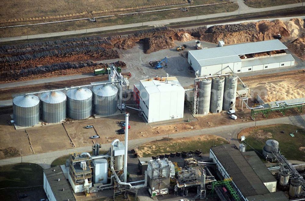 Aerial photograph Schwedt - Blick auf das neu errichtete Holzpelletierwerk auf dem Gelände der Raffenerie in Schwedt. Die Diersch & Schröder-Gruppe aus Bremen hat sich an der Holzkontor Ulf Mösenthin GmbH mehrheitlich beteiligt und betreibt unter dem neuen Namen Holzkontor und Pelletierwerk Schwedt GmbH Brandenburgs das Holzpelletierwerk in den neuen Bundesländern. Seit 2006 werden hier jährlich rund 100.000 t Holzpellets produziert. Das Unternehmen hati rund 12 Mio. Euro investiert und 25 Arbeitsplätze in Schwedt neu geschaffen. Partner des Unternehmens sind Ulf Mösenthin, Forstunternehmer aus Fürstenberg und die VIS NOVA GmbH, Bremen (Holding Erneuerbare Energien der Gruppe Diersch & Schröder). Errichtet wurde die Anlage durch MANN Engineering GmbH, Matthias-Erzberger-Strasse 34 in 56564 Neuwied.Ansprechpartner Herr Dr. Stefan Döring, 02631 3445610