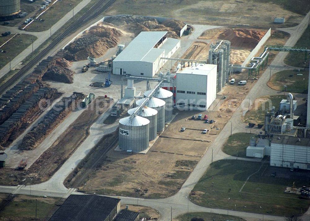 Schwedt from above - Blick auf das neu errichtete Holzpelletierwerk auf dem Gelände der Raffenerie in Schwedt. Die Diersch & Schröder-Gruppe aus Bremen hat sich an der Holzkontor Ulf Mösenthin GmbH mehrheitlich beteiligt und betreibt unter dem neuen Namen Holzkontor und Pelletierwerk Schwedt GmbH Brandenburgs das Holzpelletierwerk in den neuen Bundesländern. Seit 2006 werden hier jährlich rund 100.000 t Holzpellets produziert. Das Unternehmen hati rund 12 Mio. Euro investiert und 25 Arbeitsplätze in Schwedt neu geschaffen. Partner des Unternehmens sind Ulf Mösenthin, Forstunternehmer aus Fürstenberg und die VIS NOVA GmbH, Bremen (Holding Erneuerbare Energien der Gruppe Diersch & Schröder). Errichtet wurde die Anlage durch MANN Engineering GmbH, Matthias-Erzberger-Strasse 34 in 56564 Neuwied.Ansprechpartner Herr Dr. Stefan Döring, 02631 3445610