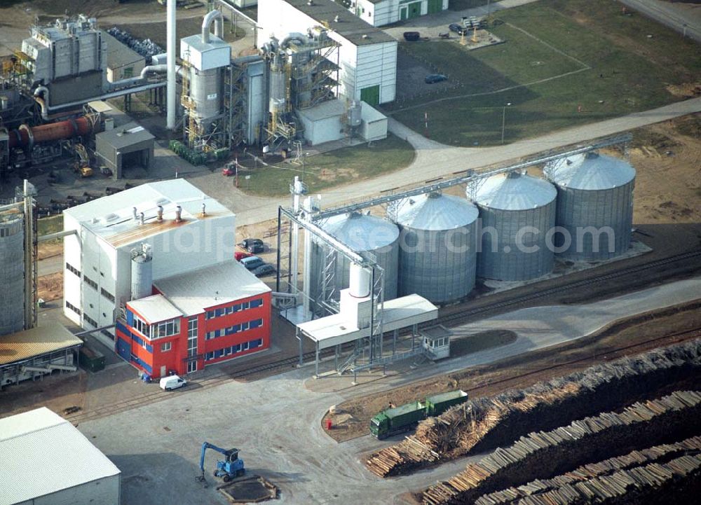 Schwedt from the bird's eye view: Blick auf das neu errichtete Holzpelletierwerk auf dem Gelände der Raffenerie in Schwedt. Die Diersch & Schröder-Gruppe aus Bremen hat sich an der Holzkontor Ulf Mösenthin GmbH mehrheitlich beteiligt und betreibt unter dem neuen Namen Holzkontor und Pelletierwerk Schwedt GmbH Brandenburgs das Holzpelletierwerk in den neuen Bundesländern. Seit 2006 werden hier jährlich rund 100.000 t Holzpellets produziert. Das Unternehmen hati rund 12 Mio. Euro investiert und 25 Arbeitsplätze in Schwedt neu geschaffen. Partner des Unternehmens sind Ulf Mösenthin, Forstunternehmer aus Fürstenberg und die VIS NOVA GmbH, Bremen (Holding Erneuerbare Energien der Gruppe Diersch & Schröder). Errichtet wurde die Anlage durch MANN Engineering GmbH, Matthias-Erzberger-Strasse 34 in 56564 Neuwied.Ansprechpartner Herr Dr. Stefan Döring, 02631 3445610