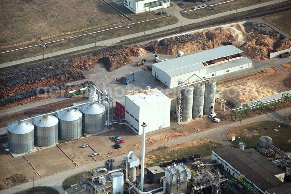 Aerial image Schwedt - Blick auf das neu errichtete Holzpelletierwerk auf dem Gelände der Raffenerie in Schwedt. Die Diersch & Schröder-Gruppe aus Bremen hat sich an der Holzkontor Ulf Mösenthin GmbH mehrheitlich beteiligt und betreibt unter dem neuen Namen Holzkontor und Pelletierwerk Schwedt GmbH Brandenburgs das Holzpelletierwerk in den neuen Bundesländern. Seit 2006 werden hier jährlich rund 100.000 t Holzpellets produziert. Das Unternehmen hati rund 12 Mio. Euro investiert und 25 Arbeitsplätze in Schwedt neu geschaffen. Partner des Unternehmens sind Ulf Mösenthin, Forstunternehmer aus Fürstenberg und die VIS NOVA GmbH, Bremen (Holding Erneuerbare Energien der Gruppe Diersch & Schröder). Errichtet wurde die Anlage durch MANN Engineering GmbH, Matthias-Erzberger-Strasse 34 in 56564 Neuwied.Ansprechpartner Herr Dr. Stefan Döring, 02631 3445610