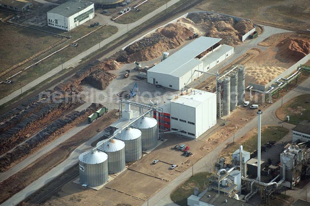 Aerial photograph Schwedt - Blick auf das neu errichtete Holzpelletierwerk auf dem Gelände der Raffenerie in Schwedt. Die Diersch & Schröder-Gruppe aus Bremen hat sich an der Holzkontor Ulf Mösenthin GmbH mehrheitlich beteiligt und betreibt unter dem neuen Namen Holzkontor und Pelletierwerk Schwedt GmbH Brandenburgs das Holzpelletierwerk in den neuen Bundesländern. Seit 2006 werden hier jährlich rund 100.000 t Holzpellets produziert. Das Unternehmen hati rund 12 Mio. Euro investiert und 25 Arbeitsplätze in Schwedt neu geschaffen. Partner des Unternehmens sind Ulf Mösenthin, Forstunternehmer aus Fürstenberg und die VIS NOVA GmbH, Bremen (Holding Erneuerbare Energien der Gruppe Diersch & Schröder). Errichtet wurde die Anlage durch MANN Engineering GmbH, Matthias-Erzberger-Strasse 34 in 56564 Neuwied.Ansprechpartner Herr Dr. Stefan Döring, 02631 3445610