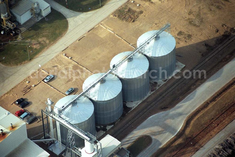 Schwedt from above - Blick auf das neu errichtete Holzpelletierwerk auf dem Gelände der Raffenerie in Schwedt. Die Diersch & Schröder-Gruppe aus Bremen hat sich an der Holzkontor Ulf Mösenthin GmbH mehrheitlich beteiligt und betreibt unter dem neuen Namen Holzkontor und Pelletierwerk Schwedt GmbH Brandenburgs das Holzpelletierwerk in den neuen Bundesländern. Seit 2006 werden hier jährlich rund 100.000 t Holzpellets produziert. Das Unternehmen hati rund 12 Mio. Euro investiert und 25 Arbeitsplätze in Schwedt neu geschaffen. Partner des Unternehmens sind Ulf Mösenthin, Forstunternehmer aus Fürstenberg und die VIS NOVA GmbH, Bremen (Holding Erneuerbare Energien der Gruppe Diersch & Schröder). Errichtet wurde die Anlage durch MANN Engineering GmbH, Matthias-Erzberger-Strasse 34 in 56564 Neuwied.Ansprechpartner Herr Dr. Stefan Döring, 02631 3445610