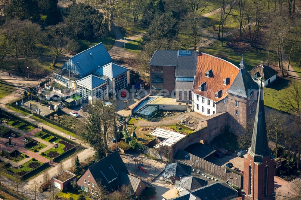 Aerial image Moers - Castle of Moers and restaurant on Kastell in Moers in the state of North Rhine-Westphalia