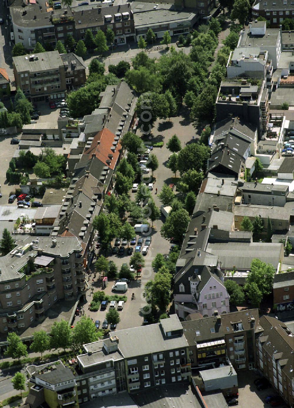 Aerial photograph Kamp-Lintfort - Blick auf die Wohnhäuser in der Moerser Straße in Kamp-Lintfort, welche nach dem Krieg wieder aufgebaut wurden. Die heute verkehrsberuhigte Moerser Straße war bis in die 50er Jahre Durchgangsstraße für Omnibusse, Straßenbahnen und Autoverkehr.