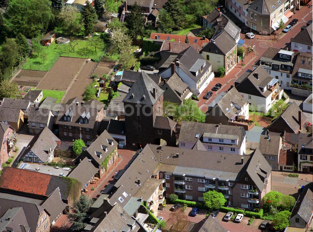 Aerial photograph Monheim am Rhein - Der Schelmenturm Monheim wurde im Mittelalter errichtet und diente als Stadttor im Osten der Stadtmauer. Dort wurden auch die Gefangenen der Stadt untergebracht. Heute finden in der Begegnungstätte Ausstellungen, Konzerte und Trauungen statt. The Schelmen tower was built during the middle ages. It was the town gate on the east side of the town wall. Prisoners were brought there. Nowadays exibitions, concerts and marriages take place in the tower.