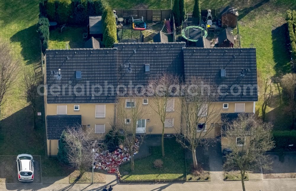 Herne from the bird's eye view: Residential area a row house settlement im Dannekamp in the district Wanne-Eickel in Herne in the state North Rhine-Westphalia. At the crime scene, candles, flowers, and plush toys are in front of the home of a murdered nine-year-old victim