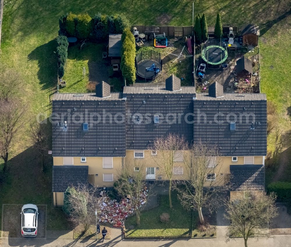 Aerial photograph Herne - Residential area a row house settlement im Dannekamp in the district Wanne-Eickel in Herne in the state North Rhine-Westphalia. At the crime scene, candles, flowers, and plush toys are in front of the home of a murdered nine-year-old victim