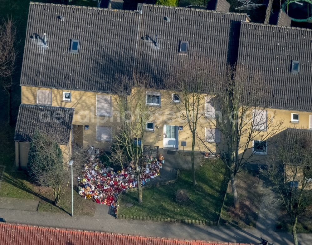 Herne from above - Residential area a row house settlement im Dannekamp in the district Wanne-Eickel in Herne in the state North Rhine-Westphalia. At the crime scene, candles, flowers, and plush toys are in front of the home of a murdered nine-year-old victim