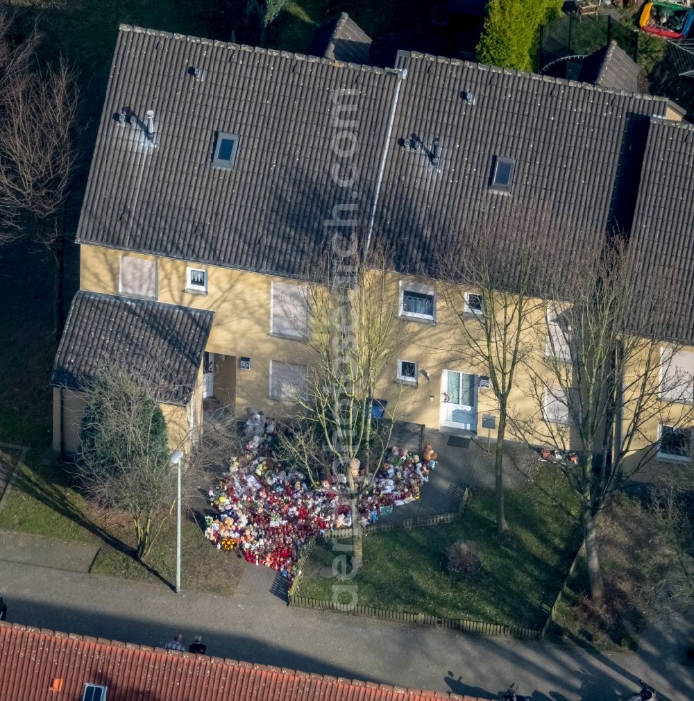 Herne from the bird's eye view: Residential area a row house settlement im Dannekamp in the district Wanne-Eickel in Herne in the state North Rhine-Westphalia. At the crime scene, candles, flowers, and plush toys are in front of the home of a murdered nine-year-old victim