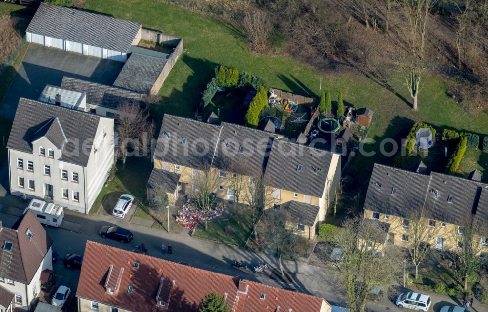 Herne from above - Residential area a row house settlement im Dannekamp in the district Wanne-Eickel in Herne in the state North Rhine-Westphalia. At the crime scene, candles, flowers, and plush toys are in front of the home of a murdered nine-year-old victim