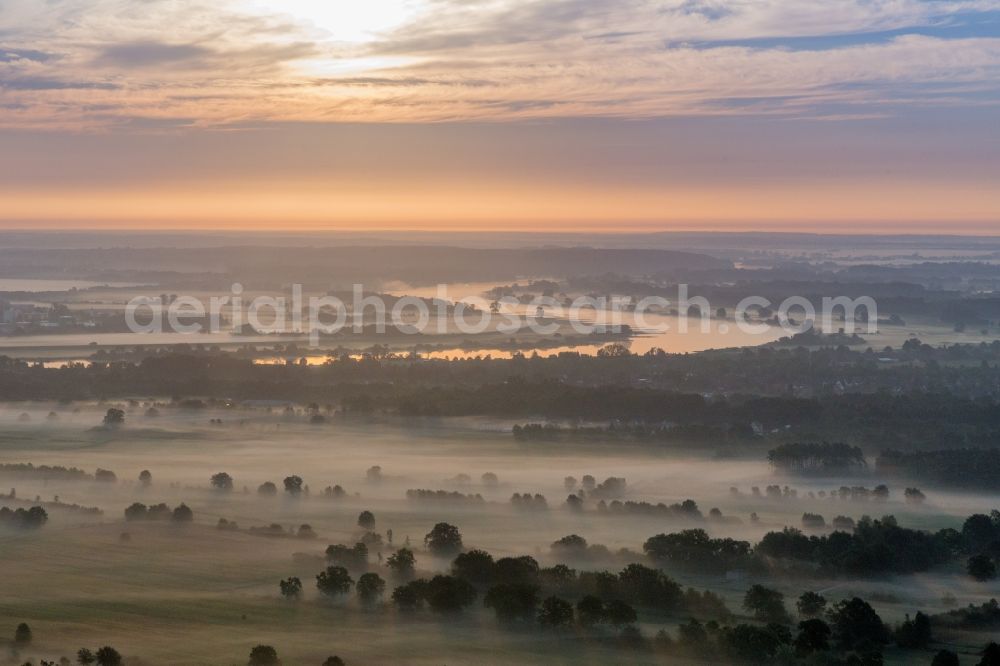 Hohnstorf (Elbe) from the bird's eye view: Morning mist ovr the curved loop of the riparian zones on the course of the river Elbe near Boizenburg in Hohnstorf (Elbe) in the state Lower Saxony, Germany