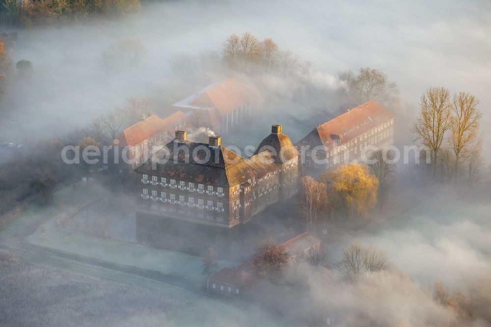 Hamm from the bird's eye view: Morning mist over the lip and the meadows of the Lippeauen at sunrise on Oberwerries Castle in Hamm in North Rhine-Westphalia