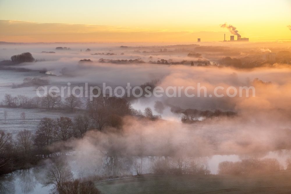 Hamm from the bird's eye view: Landscape of Morning mist over the lip and the meadows of the Lippeauen at sunrise on the outskirts of Hamm, North Rhine-Westphalia