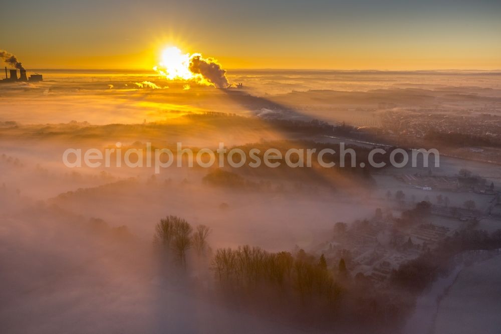 Hamm from the bird's eye view: Landscape of Morning mist over the lip and the meadows of the Lippeauen at sunrise on the outskirts of Hamm, North Rhine-Westphalia. Visible in the background clouds over the exhaust towers of the coal power Trianel Lünen power plant on dates-Hamm Canal in Lünen