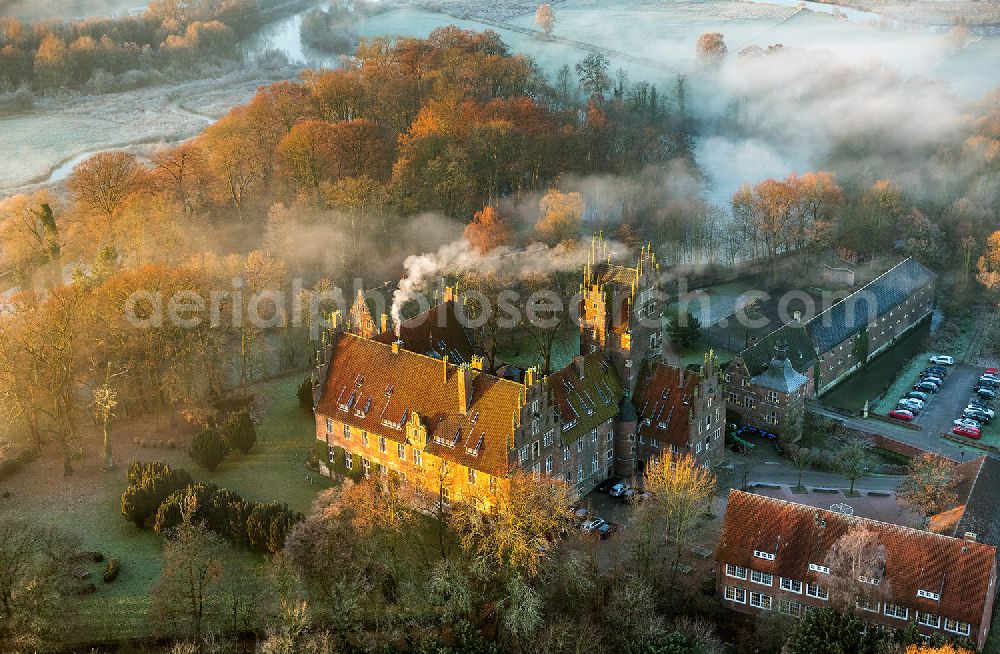 Hamm OT HEESEN from the bird's eye view: Morning fog backlit at sunrise on the water castle and former knight seat lock Heessen in its namesake district of Hamm in North Rhine-Westphalia