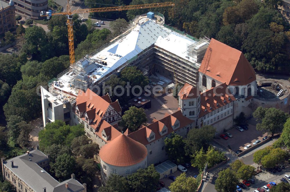 Aerial image Halle (Saale) - Die Moritzburg erhält über dem Nord- und Westflügel eine moderne Dachkonstruktion, die einen kompletten Ausbau der darunter liegenden Ausstellungsräume einschließt. Allgemein ist die Moritzburg ein befestigtes Schloss. Sie wurde im Stil der Frührenaissance errichtet und ist heute eines der imposantesten Bauwerke der Saalestadt Halle. Seit dem 19. Jahrhundert beherbergt sie vor allem ein Kunstmuseum mit überregionaler Ausstrahlung. Stiftung Moritzburg: Friedemann-Bach-Platz 5, D-06108 Halle (Saale); Telefon: 0345-21259-0; Telefax: 0345-2029990; poststelle@moritzburg.lsa-net.de