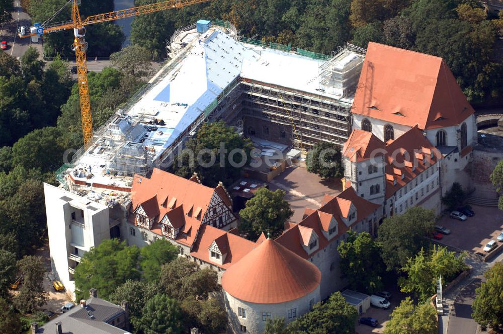 Aerial photograph Halle (Saale) - Die Moritzburg erhält über dem Nord- und Westflügel eine moderne Dachkonstruktion, die einen kompletten Ausbau der darunter liegenden Ausstellungsräume einschließt. Allgemein ist die Moritzburg ein befestigtes Schloss. Sie wurde im Stil der Frührenaissance errichtet und ist heute eines der imposantesten Bauwerke der Saalestadt Halle. Seit dem 19. Jahrhundert beherbergt sie vor allem ein Kunstmuseum mit überregionaler Ausstrahlung. Stiftung Moritzburg: Friedemann-Bach-Platz 5, D-06108 Halle (Saale); Telefon: 0345-21259-0; Telefax: 0345-2029990; poststelle@moritzburg.lsa-net.de