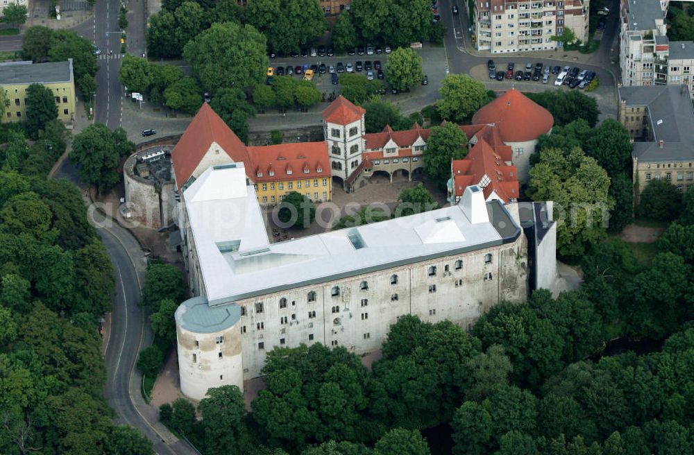 Aerial photograph Halle / Saale - Blick auf die Moritzburg nach umfassenden Sanierungsarbeiten. Im Jahre 1484 wurde der Grundstein für die spätere Residenz der Magdeburger Erzbischöfe gelegt. Sie wurde im Stil der Frührenaissance errichtet und ist heute eines der imposantesten Bauwerke der Saalestadt Halle. Seit dem 19. Jahrhundert beherbergt sie vor allem ein Kunstmuseum. Look at the Moritzburg after extensive renovation work. It was built in the style of the early Renaissance and is now one of the most imposing buildings of Halle.