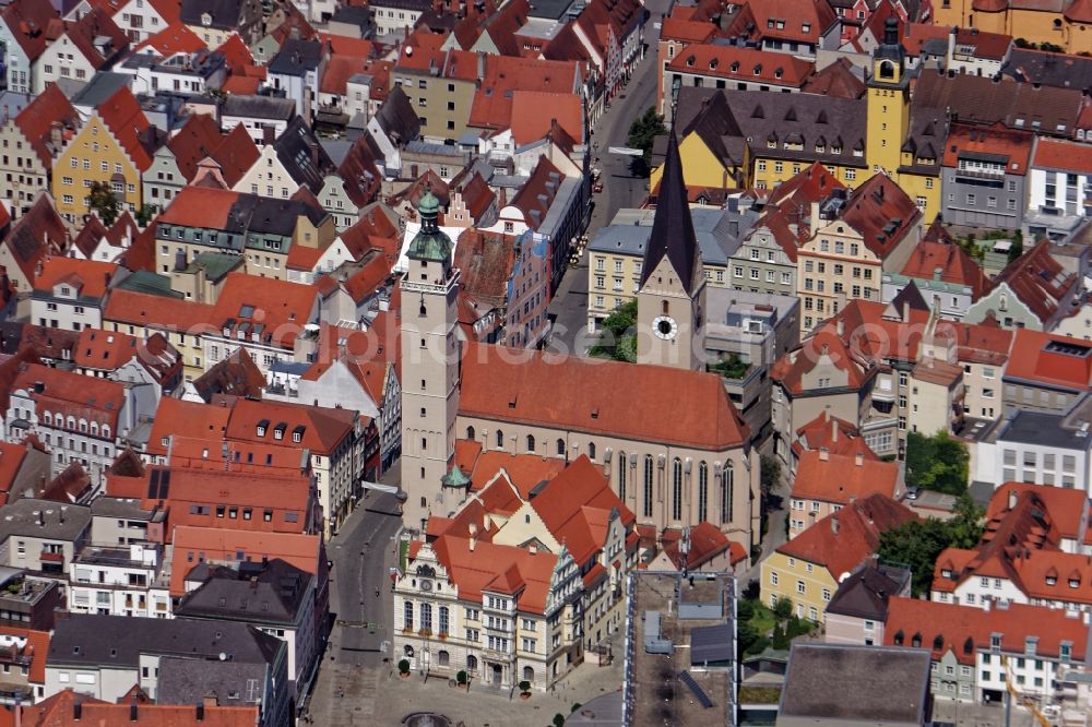 Ingolstadt from the bird's eye view: Moritzkirche, old and new town hall in Ingolstadt in the state of Bavaria. The new building of the city administration stands in contrast to the historic building at Rathausplatz