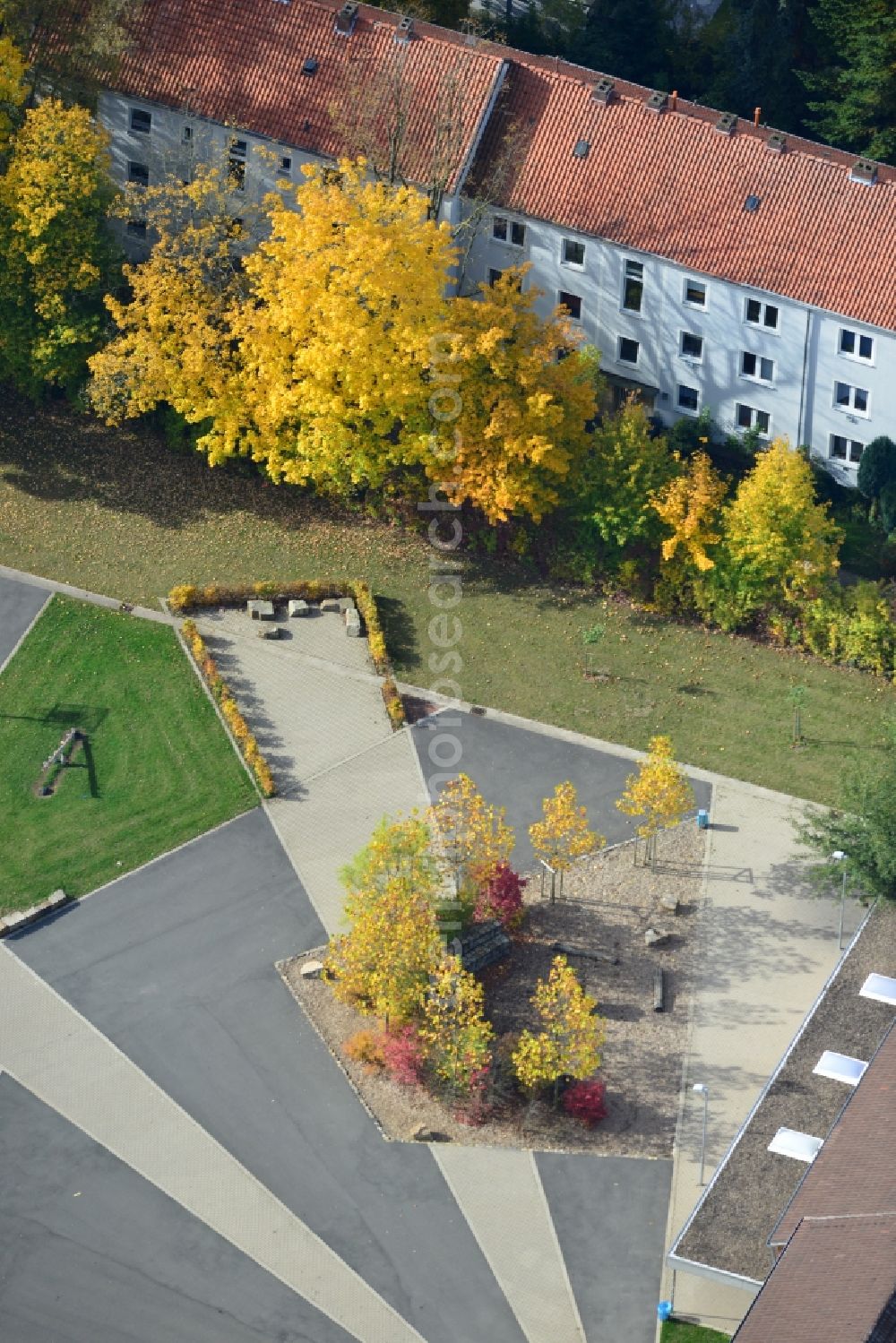 Aerial photograph Bielefeld - View at the new arranged schoolyard of the Kuhlo junior high school in Bielefeld in the federal state North Rhine-Westphalia