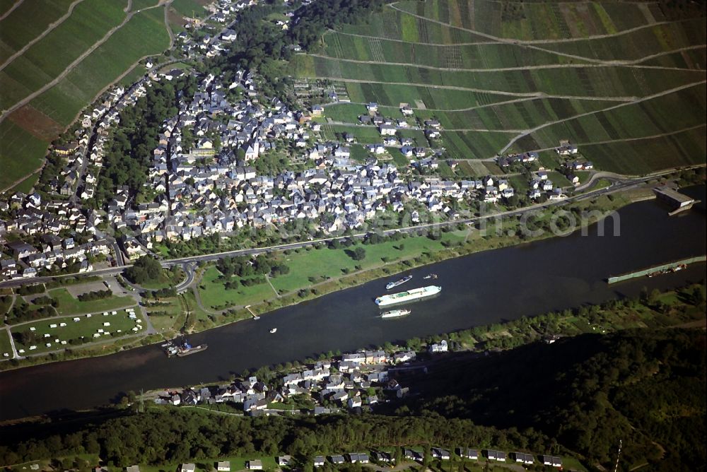 Enkirch from the bird's eye view: Moselle river in Enkirch in the state Rhineland-Palatinate