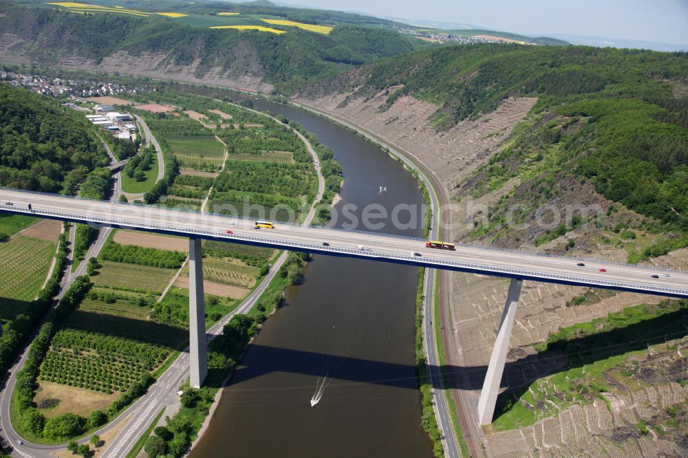 Winningen from above - Die Moseltalbrücke ist die Überquerung der Bundesautobahn 61 über die Mosel und verbindet gleichzeitig den Hunsrück mit der Eifel. Die Brücke liegt zwischen den Gemeinden Dieblich und Winningen in Rheinland-Pfalz. Bridge over the River Moselle in Winningen.