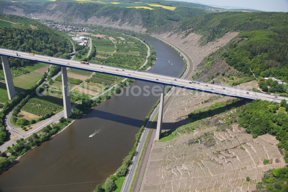 Aerial image Winningen - Die Moseltalbrücke ist die Überquerung der Bundesautobahn 61 über die Mosel und verbindet gleichzeitig den Hunsrück mit der Eifel. Die Brücke liegt zwischen den Gemeinden Dieblich und Winningen in Rheinland-Pfalz. Bridge over the River Moselle in Winningen.