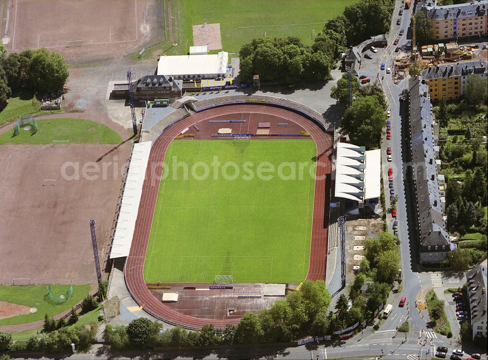 Trier from above - Blick auf die Sportanlage am Moselstadion. Das Moselstadion wurde 1930 gegründet. Auf Grund des FDB-Halbfinalspiels wurde 1998 eine Flutlichtanlage errichtet. Genutzt wird das Stadion vom SV Eintracht Trier, der in der Saison 2003/ 04 in die zweite Bundesliga aufstieg. Seitdem wurden einige Besserungsarbeiten am Stadion vorgenommen. Die Haupttribüne wurde erweitert und ein Vereinslokal errichtet was den Anstieg der Besucherzahlen zur Folge hatte. Inzwischen ist der SV Eintracht Trier wieder abgestiegen und weitere Umbaumaßnamen wurden vorerst auf Eis gelegt. Momentan bietet das Stadion Platz für 10.254 Zuschauer wovon 8000 Stehplätze, davon wiederrum 2000 überdacht sind. 2000 weitere Sitzplätze finden sich auf der Tribüne. Kontakt: SV Eintracht Trier, Am Stadion 1 54292 Trier, Tel. +49(0)651 1467 10, Fax +49(0)651 1467 171, Email: info@sv-eintracht-trier05.de