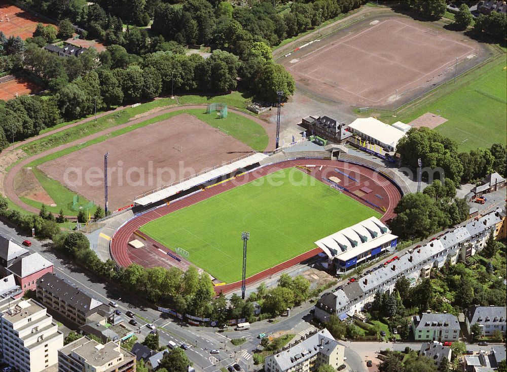 Trier from the bird's eye view: Blick auf die Sportanlage am Moselstadion. Das Moselstadion wurde 1930 gegründet. Auf Grund des FDB-Halbfinalspiels wurde 1998 eine Flutlichtanlage errichtet. Genutzt wird das Stadion vom SV Eintracht Trier, der in der Saison 2003/ 04 in die zweite Bundesliga aufstieg. Seitdem wurden einige Besserungsarbeiten am Stadion vorgenommen. Die Haupttribüne wurde erweitert und ein Vereinslokal errichtet was den Anstieg der Besucherzahlen zur Folge hatte. Inzwischen ist der SV Eintracht Trier wieder abgestiegen und weitere Umbaumaßnamen wurden vorerst auf Eis gelegt. Momentan bietet das Stadion Platz für 10.254 Zuschauer wovon 8000 Stehplätze, davon wiederrum 2000 überdacht sind. 2000 weitere Sitzplätze finden sich auf der Tribüne. Kontakt: SV Eintracht Trier, Am Stadion 1 54292 Trier, Tel. +49(0)651 1467 10, Fax +49(0)651 1467 171, Email: info@sv-eintracht-trier05.de