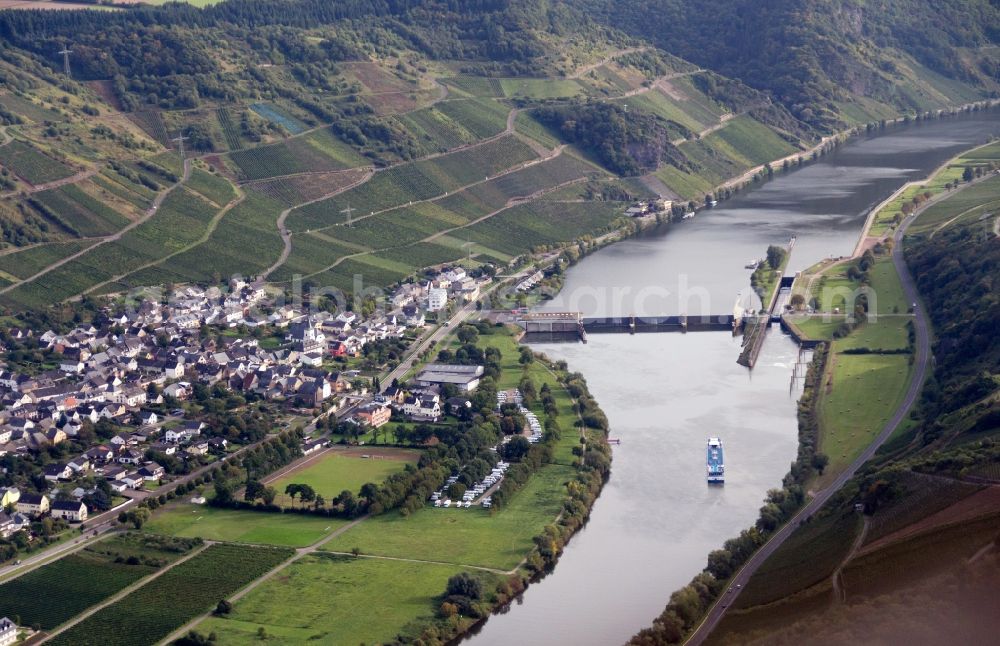 Wintrich from the bird's eye view: Barrage and lock of the Mosel with view of the city Wintrich in Rhineland-Palatinate