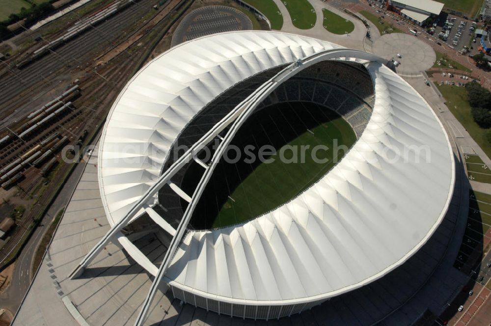 Durban from above - Blick auf das Moses-Mabhida-Stadion (Baubeginn unter dem Namen: King-Senzangakhona-Stadion) in Durban in der Provinz KwaZulu-Natal in Südafrika, erbaut zur Fußball-Weltmeisterschaft. Die Stadt Durban (Ethekwini Municipality) ist in diesem Projekt Bauherr und wird durch die afrikanische Baufirma BKS Group vertreten. Die Firma Pfeifer Seil- & Hebetechnik (Memmingen) ist als Generalunternehmer für die gesamte Dachkon????????????????????????????????????