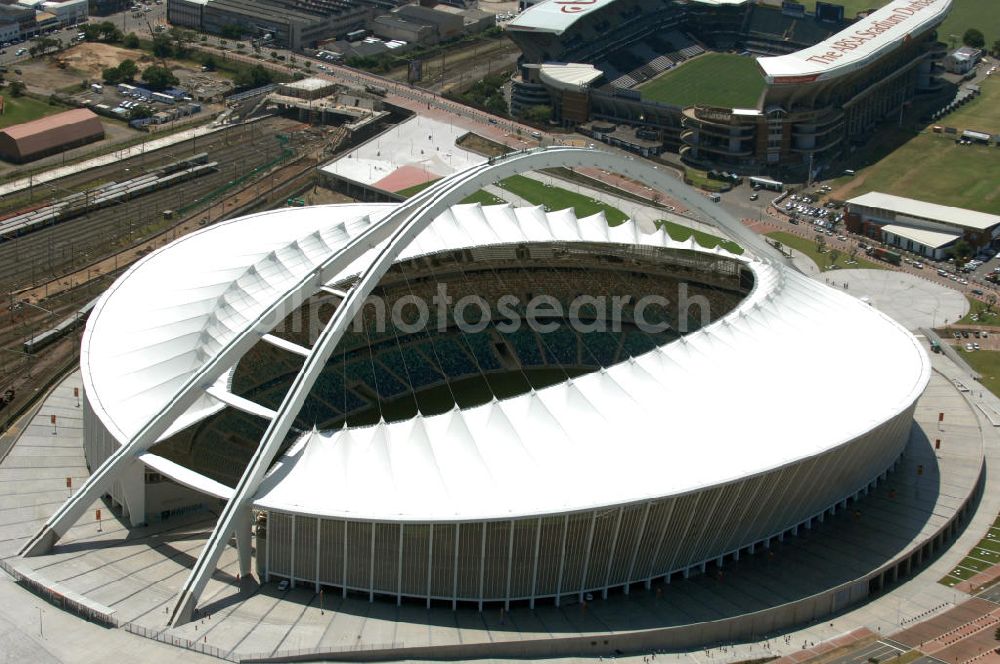 Durban from above - Blick auf das Moses-Mabhida-Stadion (Baubeginn unter dem Namen: King-Senzangakhona-Stadion) in Durban in der Provinz KwaZulu-Natal in Südafrika, erbaut zur Fußball-Weltmeisterschaft. Die Stadt Durban (Ethekwini Municipality) ist in diesem Projekt Bauherr und wird durch die afrikanische Baufirma BKS Group vertreten. Die Firma Pfeifer Seil- & Hebetechnik (Memmingen) ist als Generalunternehmer für die gesamte Dachkons??????????????????????????????????????????????????†????????????????????????????????????????????????????????????????????????????????????????????????????????