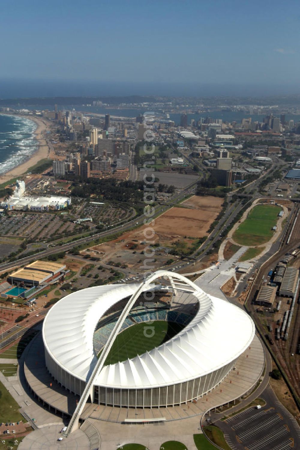 Durban from the bird's eye view: Blick auf das Moses-Mabhida-Stadion (Baubeginn unter dem Namen: King-Senzangakhona-Stadion) in Durban in der Provinz KwaZulu-Natal in Südafrika, erbaut zur Fußball-Weltmeisterschaft. Die Stadt Durban (Ethekwini Municipality) ist in diesem Projekt Bauherr und wird durch die afrikanische Baufirma BKS Group vertreten. Die Firma Pfeifer Seil- & Hebetechnik (Memmingen) ist als Generalunternehmer für die gesamte Dachkons??????????????????????????????????????????????????†????????????????????????????????????????????????????????????????????????????????????????????????????????