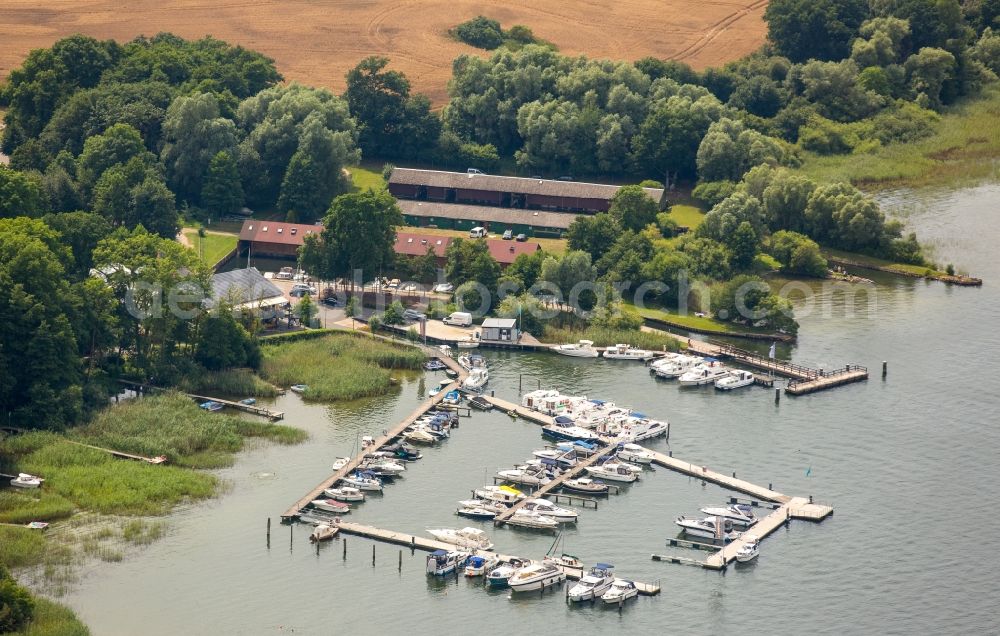 Aerial image Göhren-Lebbin - Motorboat marina with docks and moorings on the shore area of Fleesen lake in Goehren-Lebbin in the state Mecklenburg - Western Pomerania