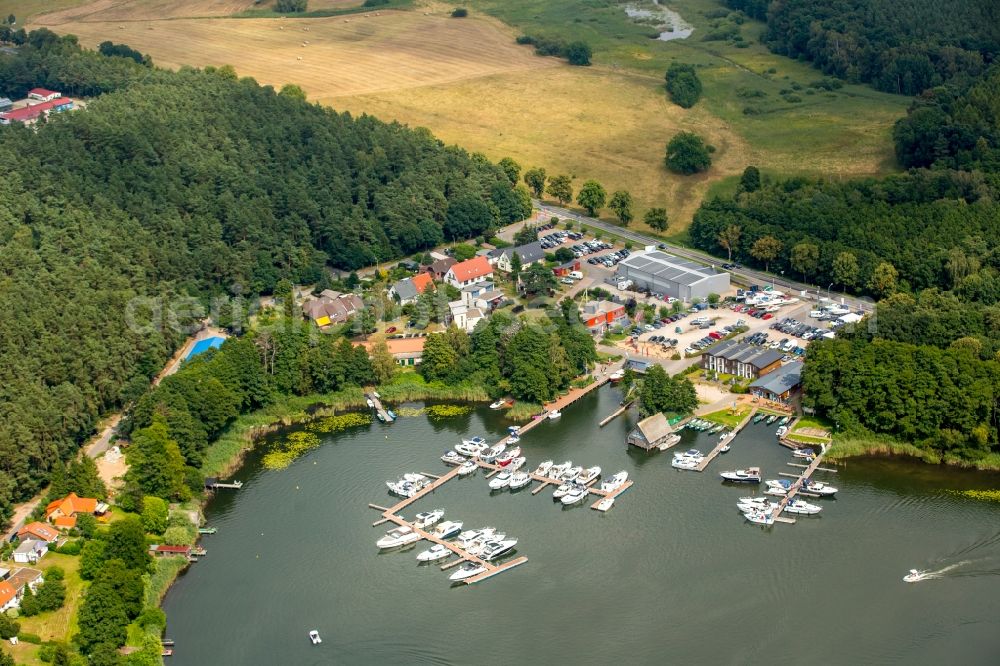 Aerial photograph Waren (Müritz) - Motorboat marina with docks and moorings on the shore area of the Reeckchannel in Waren (Mueritz) in the state Mecklenburg - Western Pomerania