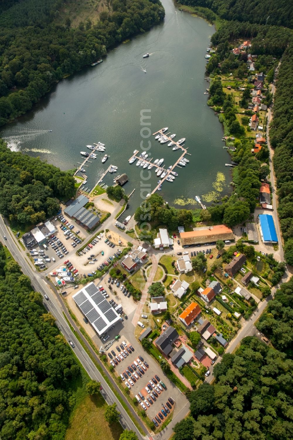 Aerial image Waren (Müritz) - Motorboat marina with docks and moorings of Charterpoint Mueritz on the shore area in Waren (Mueritz) in the state Mecklenburg - Western Pomerania