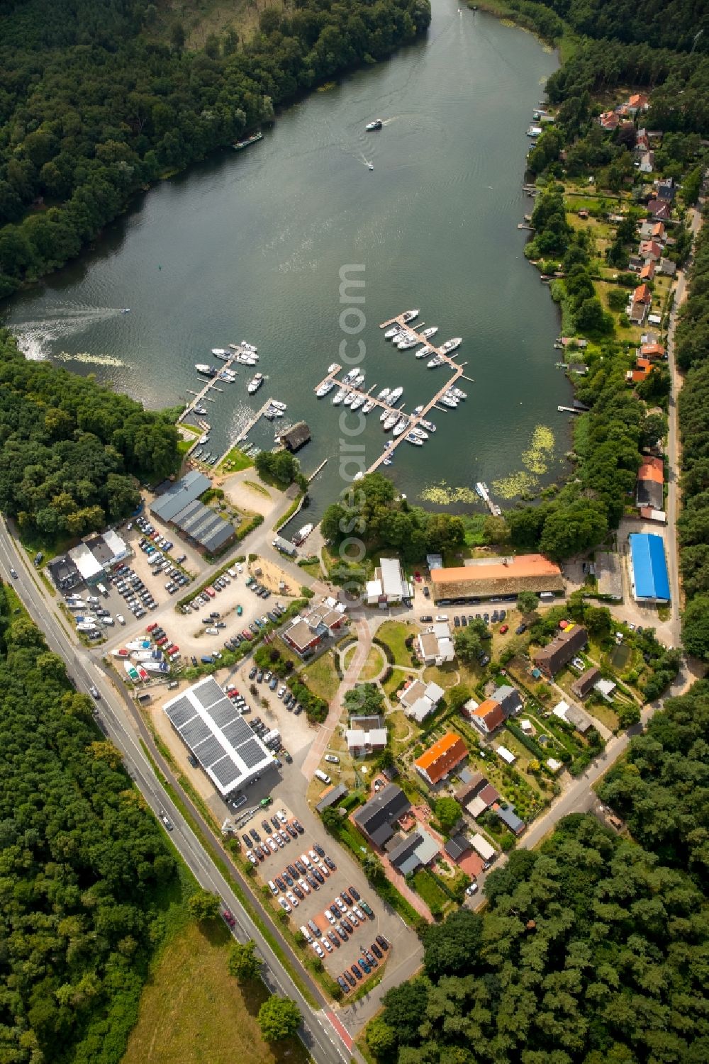 Aerial photograph Waren (Müritz) - Motorboat marina with docks and moorings of Charterpoint Mueritz on the shore area in Waren (Mueritz) in the state Mecklenburg - Western Pomerania