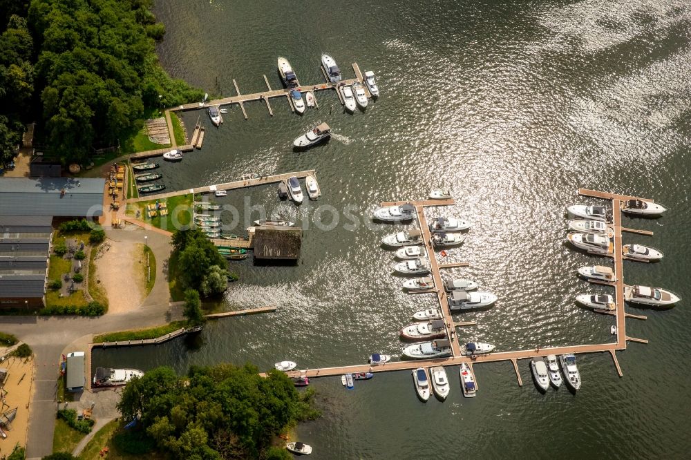 Waren (Müritz) from the bird's eye view: Motorboat marina with docks and moorings of Charterpoint Mueritz on the shore area in Waren (Mueritz) in the state Mecklenburg - Western Pomerania