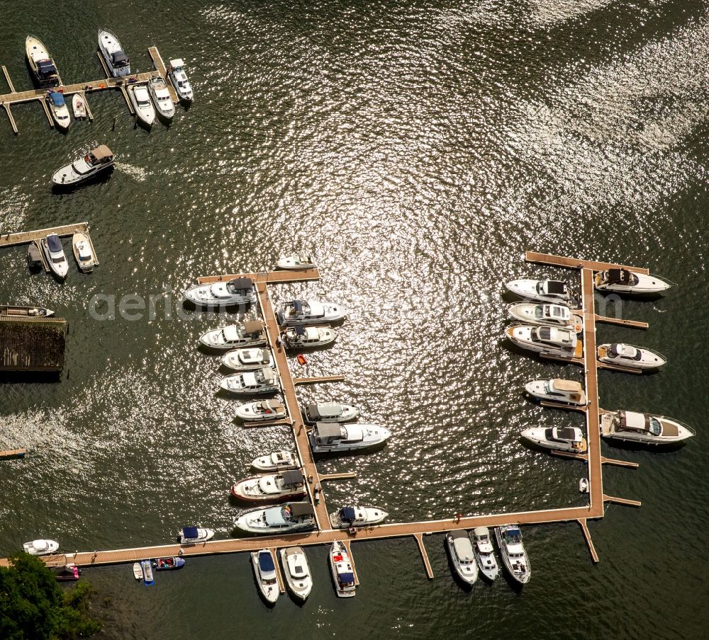 Aerial image Waren (Müritz) - Motorboat marina with docks and moorings of Charterpoint Mueritz on the shore area in Waren (Mueritz) in the state Mecklenburg - Western Pomerania