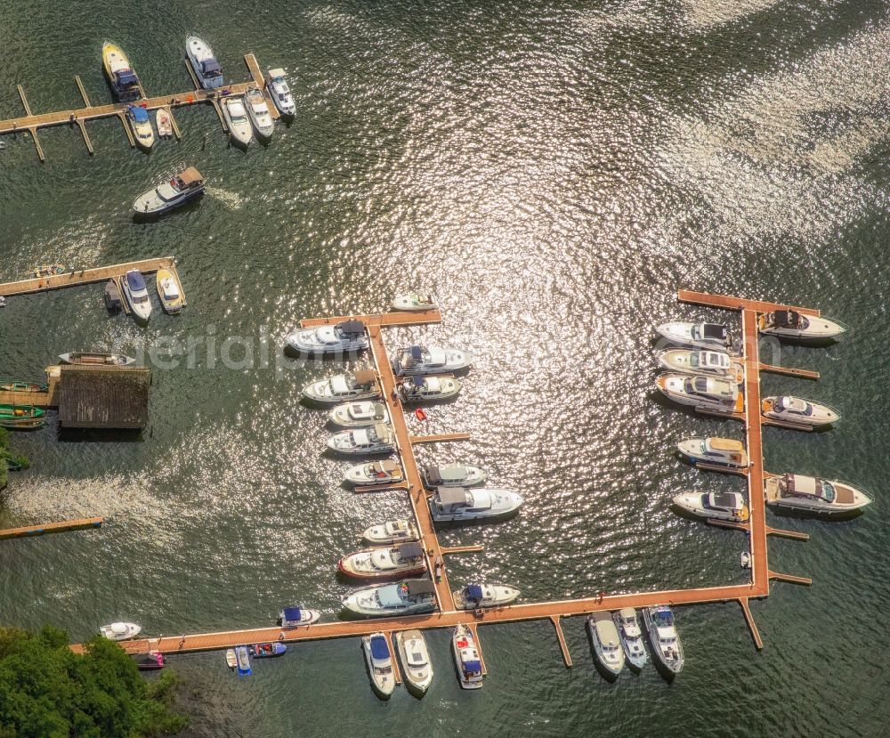 Aerial photograph Waren (Müritz) - Motorboat marina with docks and moorings of Charterpoint Mueritz on the shore area in Waren (Mueritz) in the state Mecklenburg - Western Pomerania