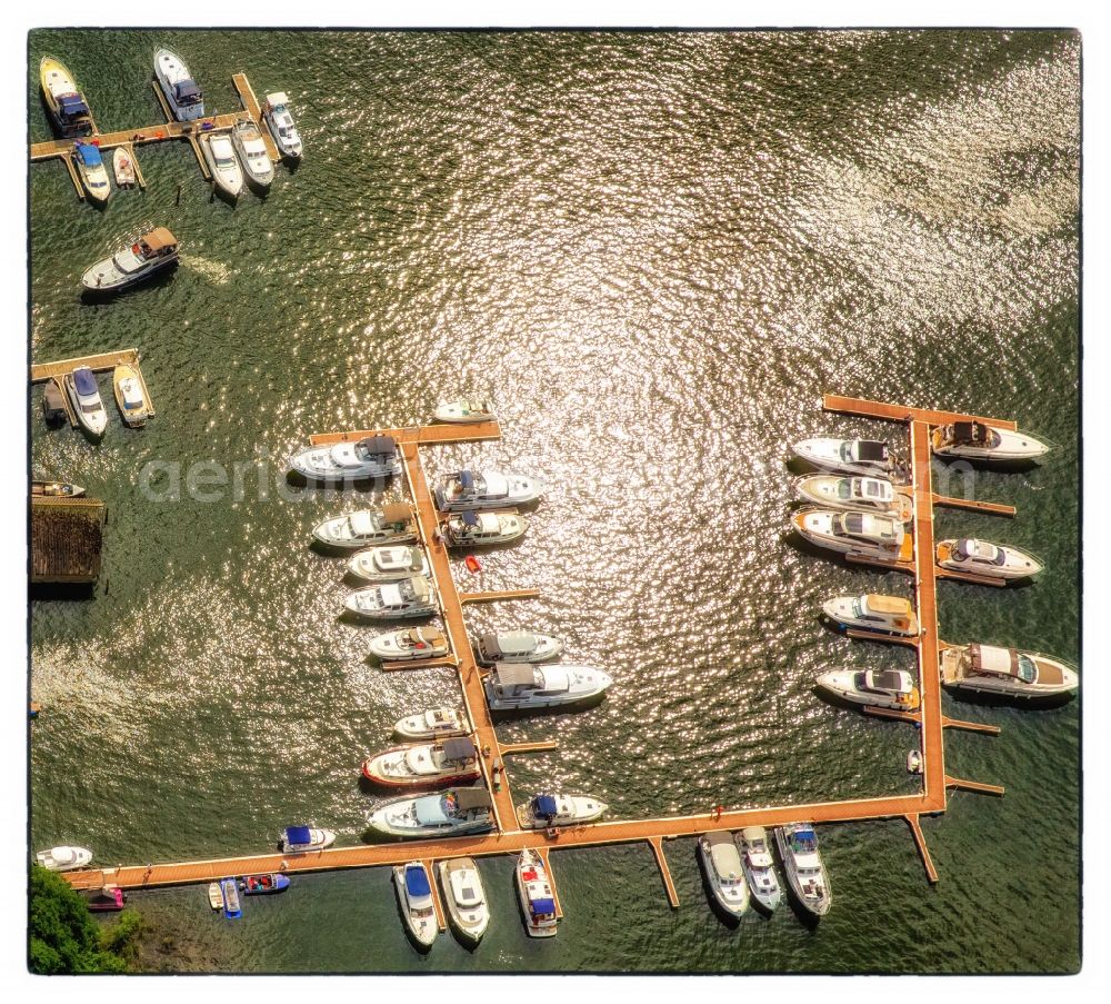 Waren (Müritz) from the bird's eye view: Motorboat marina with docks and moorings of Charterpoint Mueritz on the shore area in Waren (Mueritz) in the state Mecklenburg - Western Pomerania