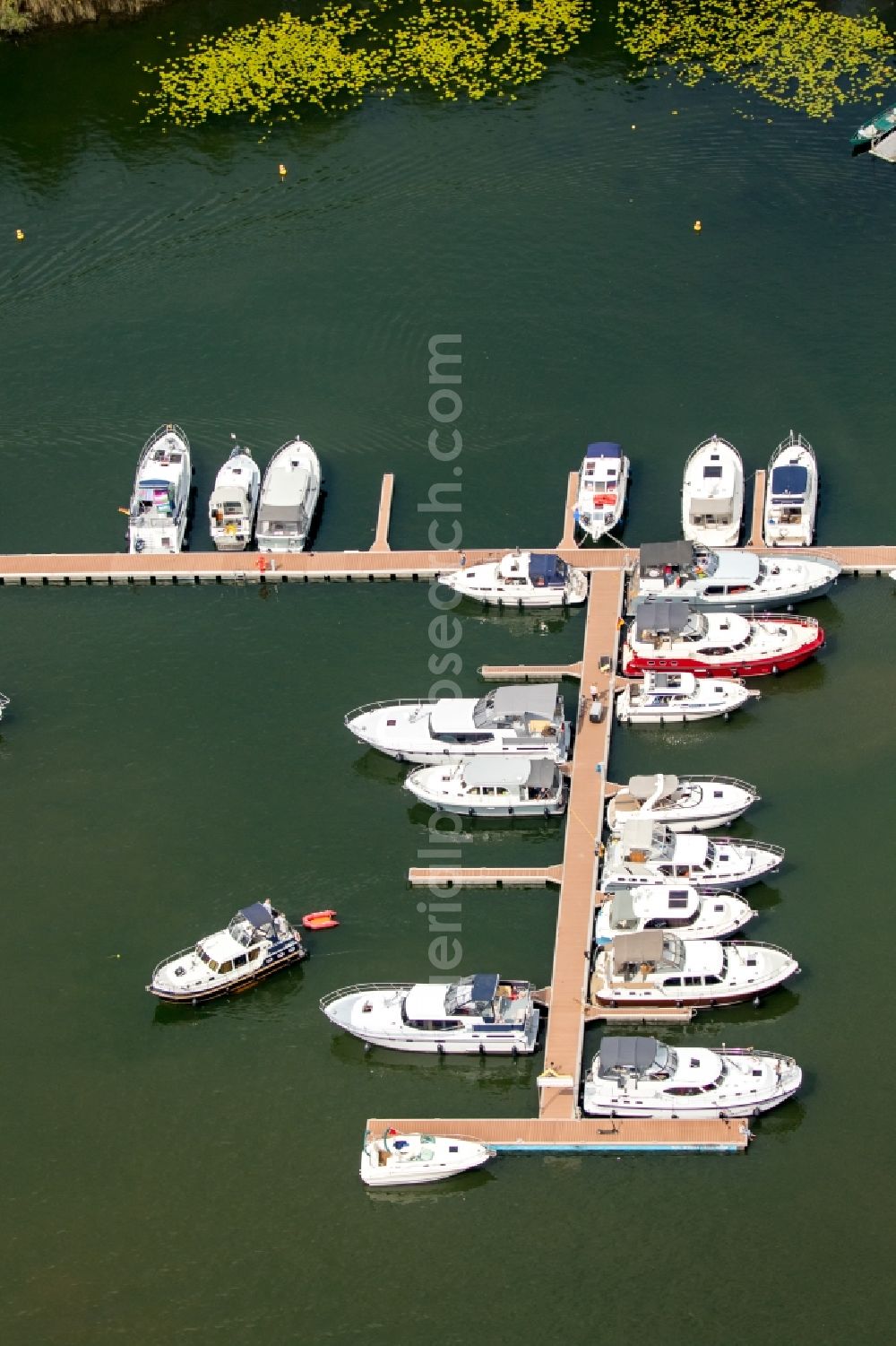 Aerial image Waren (Müritz) - Motorboat marina with docks on the shore area of Reeckchannel in Waren (Mueritz) in the state Mecklenburg - Western Pomerania