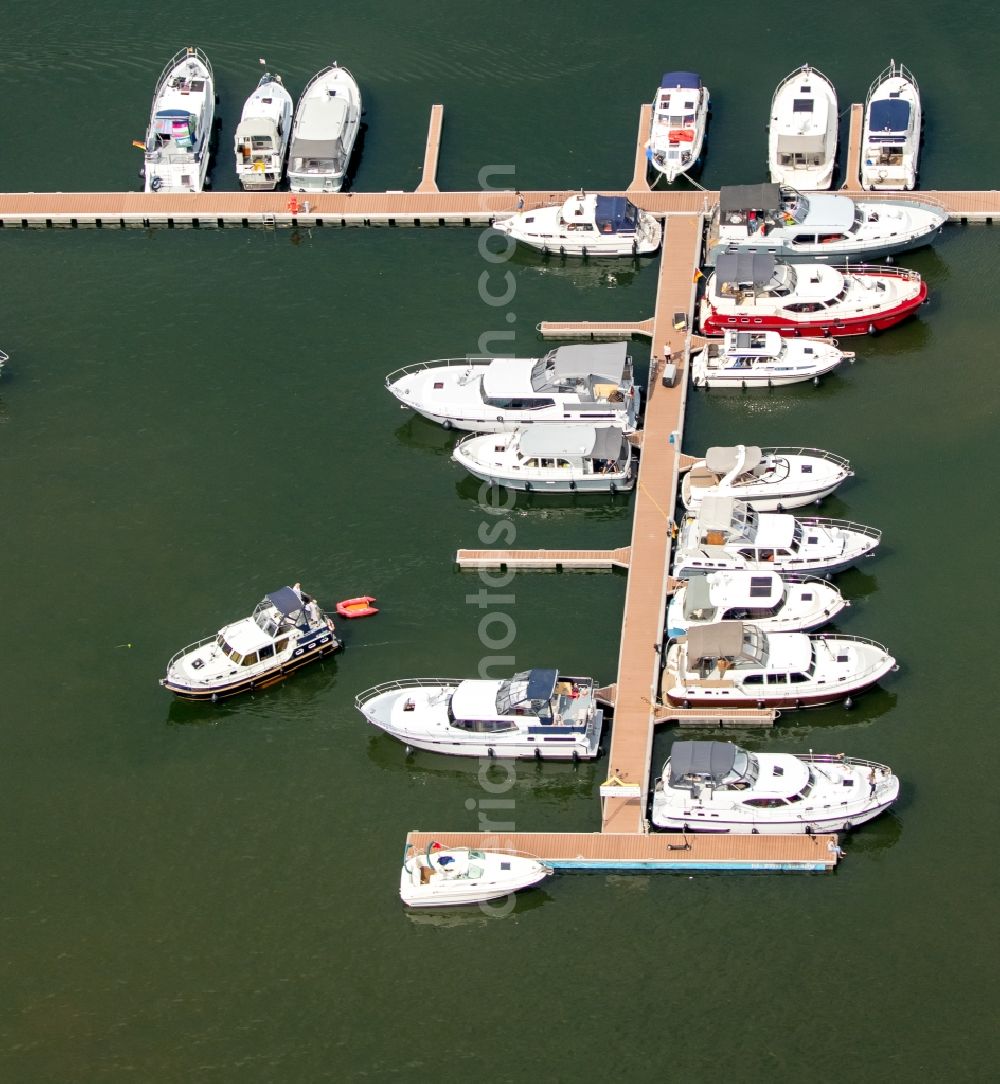 Aerial photograph Waren (Müritz) - Motorboat marina with docks on the shore area of Reeckchannel in Waren (Mueritz) in the state Mecklenburg - Western Pomerania