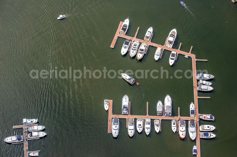 Waren (Müritz) from above - Motorboat marina with docks on the shore area of Reeckchannel in Waren (Mueritz) in the state Mecklenburg - Western Pomerania