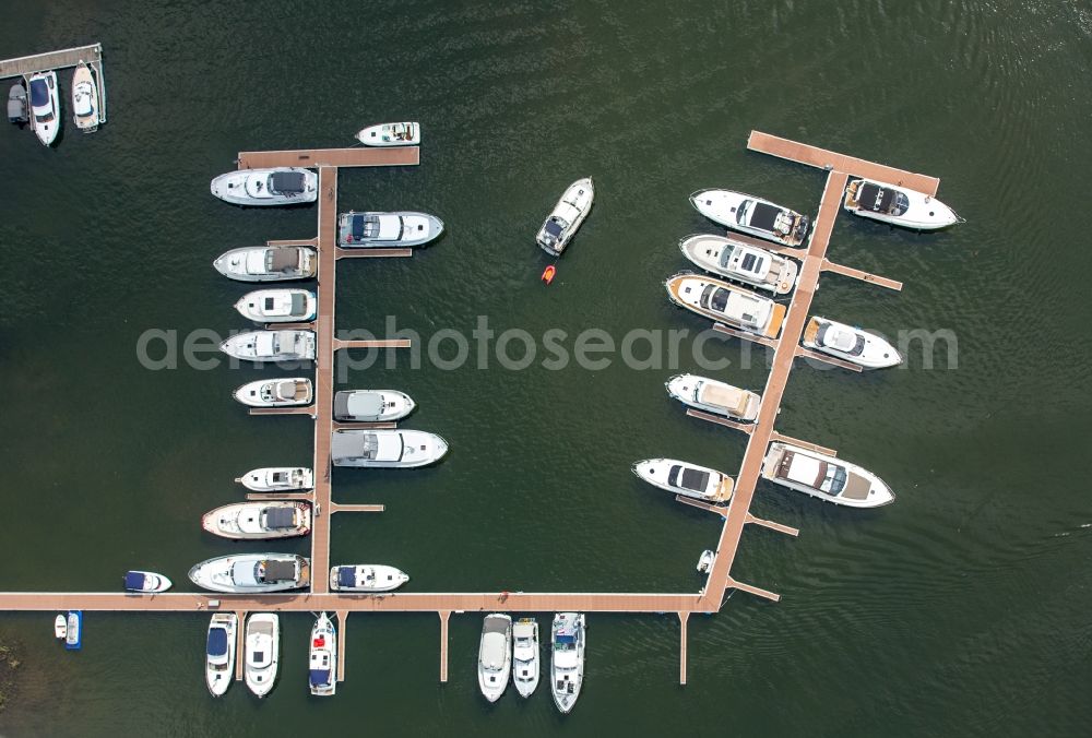 Waren (Müritz) from the bird's eye view: Motorboat marina with docks on the shore area of Reeckchannel in Waren (Mueritz) in the state Mecklenburg - Western Pomerania