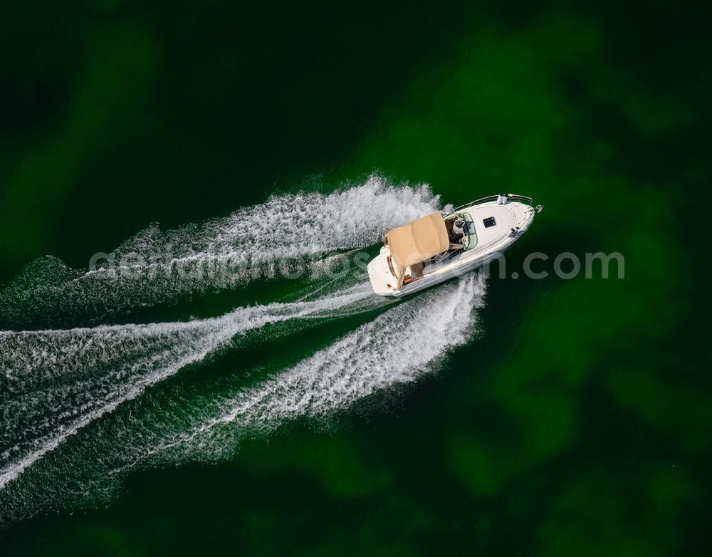 Radolfzell am Bodensee from the bird's eye view: Motorboat in motion vor of Halbinsel Mettnau in Radolfzell am Bodensee in the state Baden-Wuerttemberg, Germany