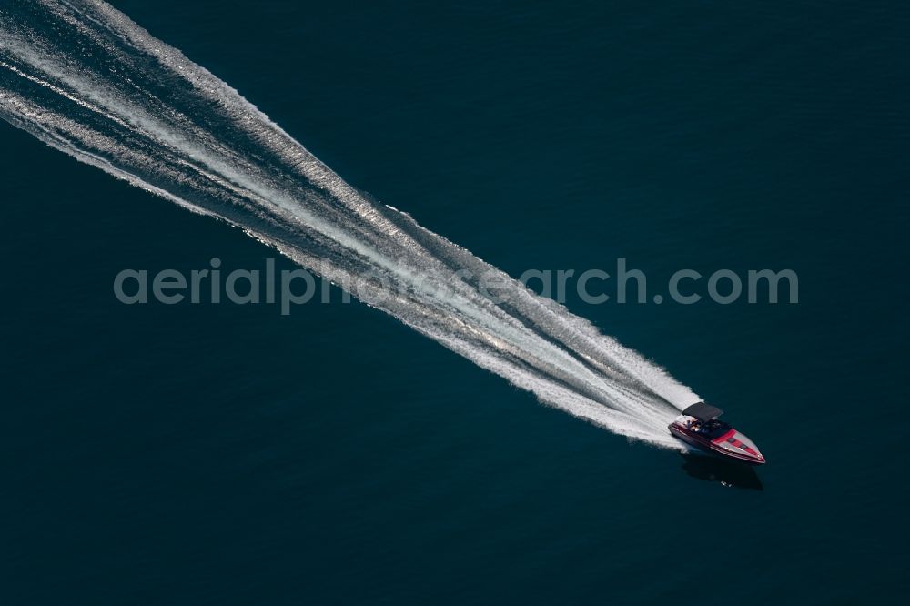 Münsterlingen from above - Motorboat - speedboat in motion vor der Kueste in Muensterlingen in the canton Thurgau, Switzerland