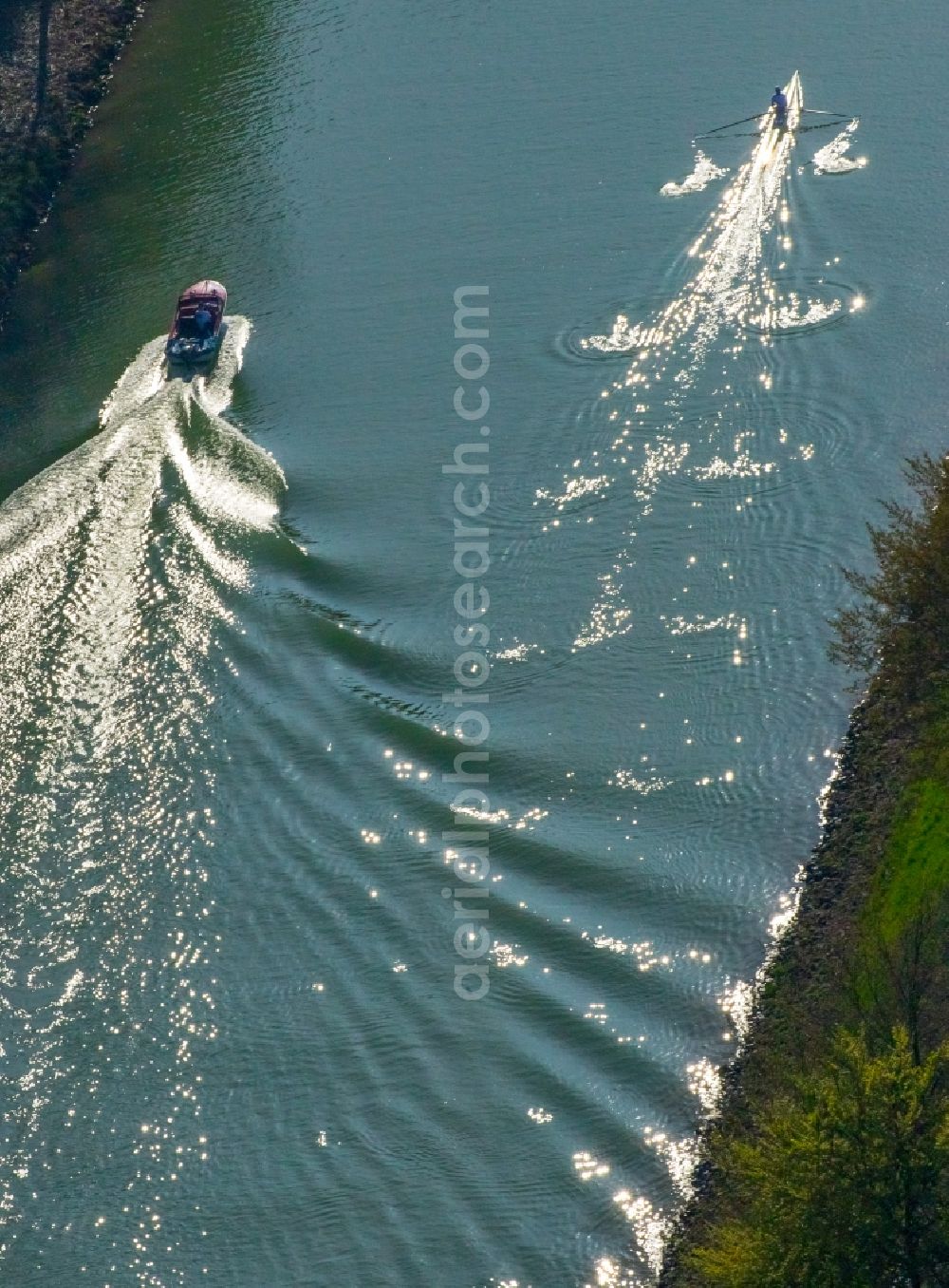 Hamm from the bird's eye view: Motor boat and skiff on Datteln-Hamm- Canal in Hamm in the state of North Rhine-Westphalia