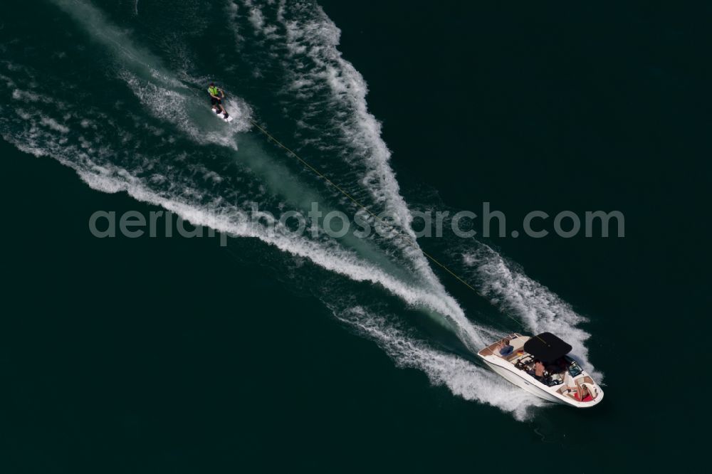 Aerial photograph Immenstaad am Bodensee - Motorboat with water skier in motion in Immenstaad on Lake Constance in the state of Baden-Wuerttemberg, Germany